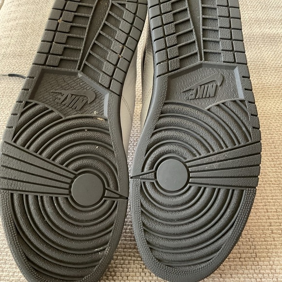 Nike Black and White Athletic Shoes main image 4